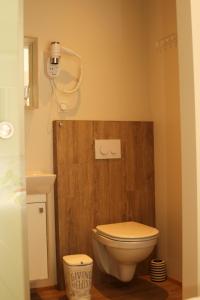 uma casa de banho com um WC branco e um lavatório. em 1A Guesthouse em Vatnsholt