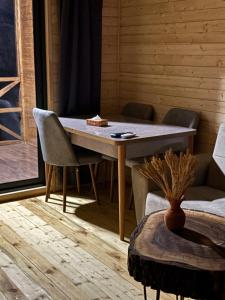 a table in a room with chairs and a tableasteryasteryasteryasteryasteryastery at Old Byurakan Cottage in Byurakan
