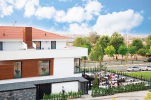 Blick auf ein Gebäude mit Garten in der Unterkunft Casa Bianca Hotel in Denizli