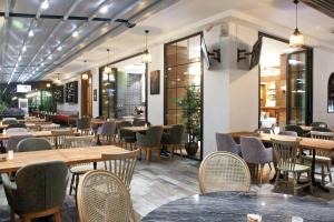 un restaurant avec des tables et des chaises en bois dans l'établissement Casa Bianca Hotel, à Denizli