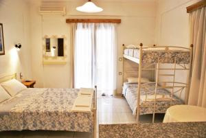 1 dormitorio con 2 literas y ventana en Grammatoula, en Nikiana