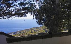 uma vista para o oceano por trás de uma parede em Villa Alba Appartamenti em Kamma