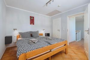 a bedroom with a large bed in a room at Strandgut in Börgerende-Rethwisch