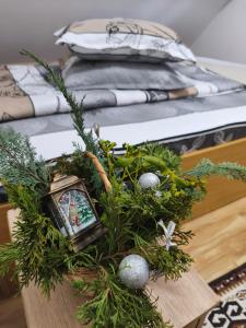 a table topped with a christmasreath with a clock on it at Cabana Geta&Mircea in Beclean