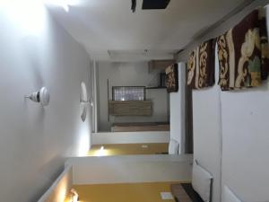 奥兰加巴德帕里沃尔酒店的一间设有门廊和窗户的房间 更多37张照片