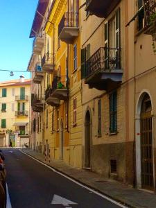una strada vuota in una città con edifici di Casa Margot a La Spezia
