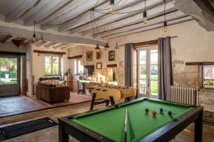 a living room with a pool table at Vakantiewoning BienViennue in Marcilly-sur-Vienne