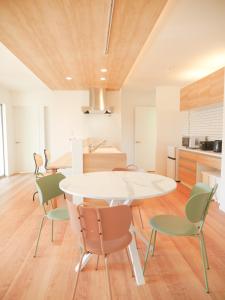 a kitchen and dining room with a table and chairs at 9Stay伊勢崎 in Isesaki