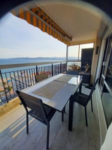 a table and chairs on a balcony with a view of the ocean at Appartement vue mer in Saint-Raphaël