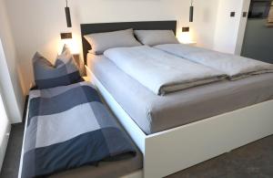 two twin beds in a room with at Ferienwohnung Petra in Ilmenau