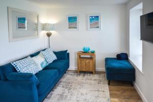 a living room with a blue couch and a table at 1 Bed in St Ives oc-crab02 in St Ives +7 photos