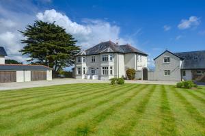 a large house with a large grass yard at 5 Bed in Pwllheli oc-1coedy in Abersoch