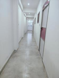 a corridor of an empty room with a long hallway at Agrasen Homestay in Prayagraj