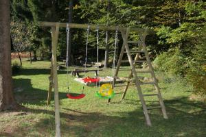 um baloiço num parque com parque infantil em Fikfak cottage em Bled