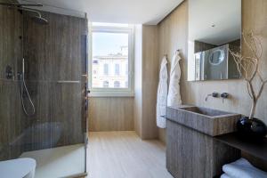 a bathroom with a glass shower and a sink at Palazzo 4 Fontane 12 in Rome +36 photos