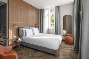 a bedroom with a large bed and a window at Palazzo 4 Fontane 12 in Rome