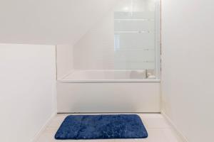 a blue floor in a room with a bath tub at La perle de Montargis - Charmant T2 in Montargis