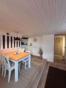 a dining room with a table and chairs at Lüttje Koje - Ferienhaus direkt am Deich und dem Meer dahinter in Norden