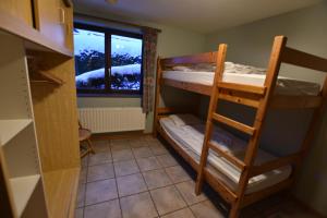 a room with two bunk beds and a window at La Trientale 10 pers -Malmedy in Xhoffraix