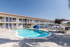 Bazén v ubytování Motel 6 Modesto, CA nebo v jeho okolí