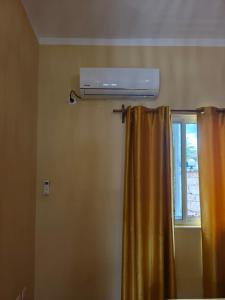 a room with a window and a air conditioner at Maio Sweet Tartaruga in Vila do Porto