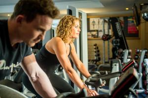 Fitness centrum a/nebo fitness zařízení v ubytování Thorpe Park Hotel and Spa