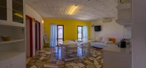 a living room with a table and a yellow wall at VIScovery apartments in Vis