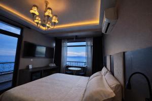 a bedroom with a bed and a view of the ocean at Yalı Bahçe Mudanya in Burgaz