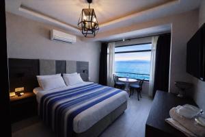 a hotel room with a bed and a view of the ocean at Yalı Bahçe Mudanya in Burgaz
