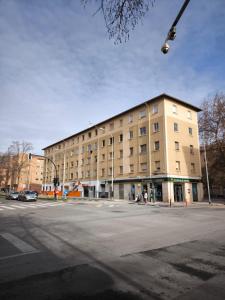 a large building on the corner of a street at Apartamento Turístico Marcelo Celayeta AT Cerca del Centro in Pamplona