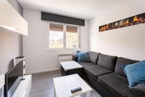 a living room with a couch and a tv at Apartamento Turístico Marcelo Celayeta AT Cerca del Centro in Pamplona