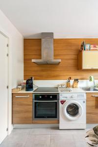 a kitchen with a stove and a washing machine at Apartamento Turístico Marcelo Celayeta AT Cerca del Centro in Pamplona