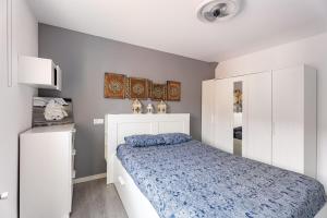 a bedroom with a bed and a white cabinet at Apartamento Turístico Marcelo Celayeta AT Cerca del Centro in Pamplona
