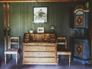 a room with two chairs and a wooden dresser at Waterfall Retreat in Kolo