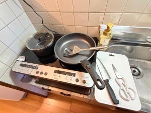 a frying pan on top of a stove in a kitchen at ハイツロフト102 in Nagasaki