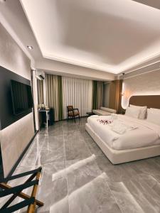 a bedroom with a large white bed in a room at Alberello Otel in Kütahya