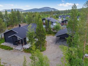 an aerial view of a house with a yard at Holiday Home Tuulenpuuska by Interhome in Äkäslompolo