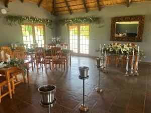 a room with a dining room with tables and chairs at Warembo Lodge in Grootvlei