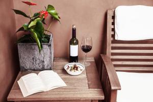 Uma área de estar em La Isabela Suites