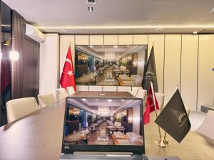 a conference room with a table with a laptop on it at Alberello Otel in Kütahya