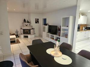 a living room with a dining table and a kitchen at Natur pur in Neuhorst
