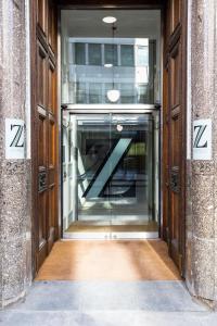 una entrada a un edificio con una puerta giratoria en The Z Hotel City, en Londres