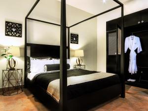 Cama ou camas em um quarto em La Isabela Suites