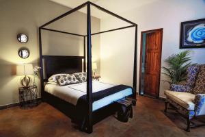 Cama ou camas em um quarto em La Isabela Suites
