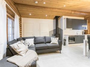 a living room with a couch and a kitchen at Holiday Home Honkakeko by Interhome in Levi