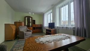 a living room with a table and a chair at Osiedle Studenckie w Słubicach in Słubice