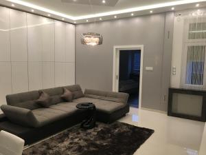 A seating area at Synagogue Gozsdu Private Apartments