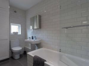 Koupelna v ubytování Hastings House - Modern 2 Bedroom House in Central Luton & Near Airport