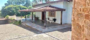 a house with a gazebo with a table and chairs at Quarto Suíte Amora in Atibaia