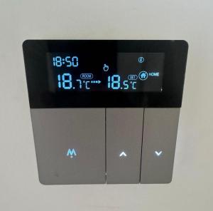 eine Digitaluhr an der Wand in einem Zimmer in der Unterkunft Petite Belle in Eppingen